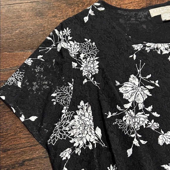 Kate Hill Women’s Black and White Floral Short Sleeve Blouse Size 1X - Picture 4 of 5